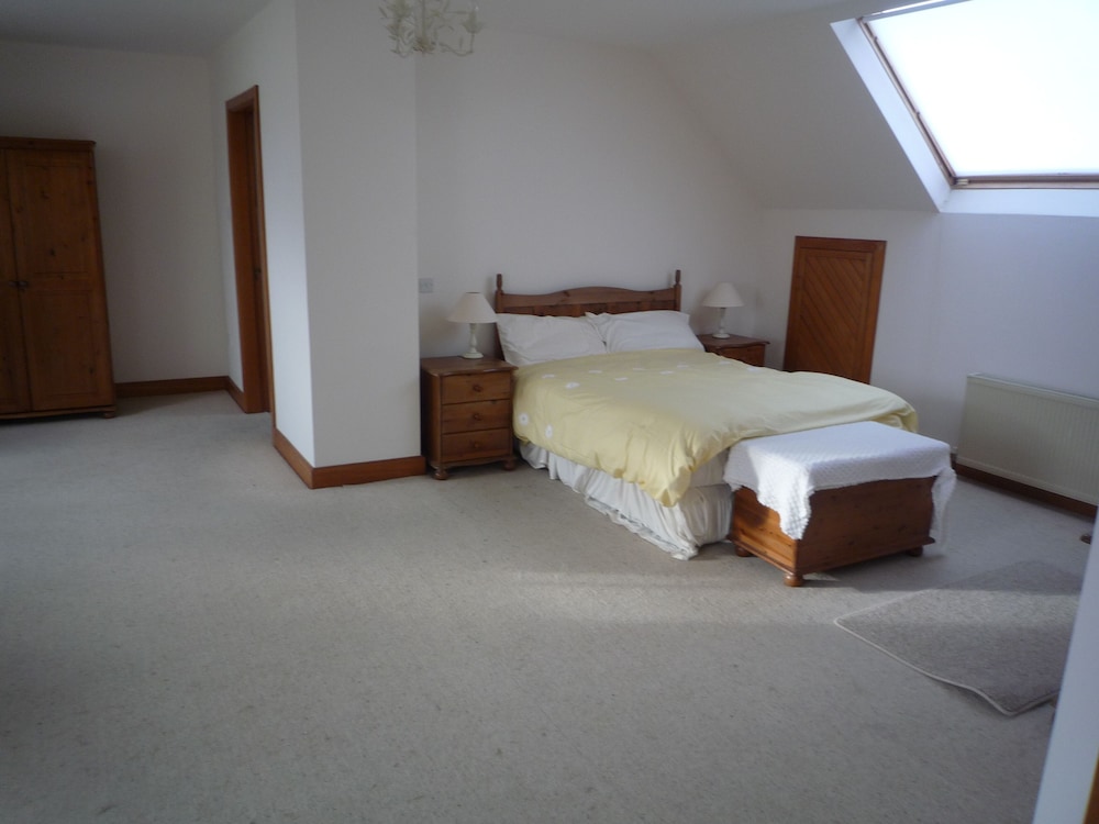 House, 5 Bedrooms, 2 Bathrooms, Sea Facing photo 1