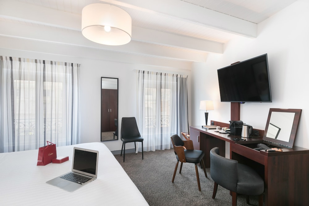 Deluxe Room, 1 King Bed, Non Smoking (Larger Room) - Photo 9