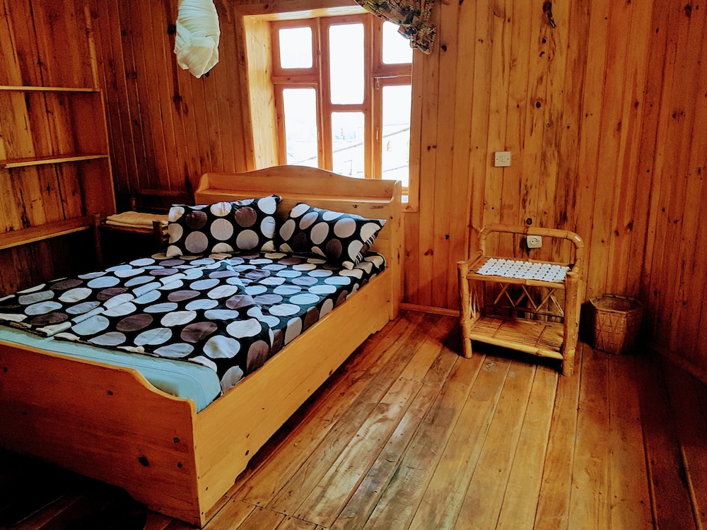Standard Bungalow, 1 Queen Bed, Private Bathroom, Lake View photo 2