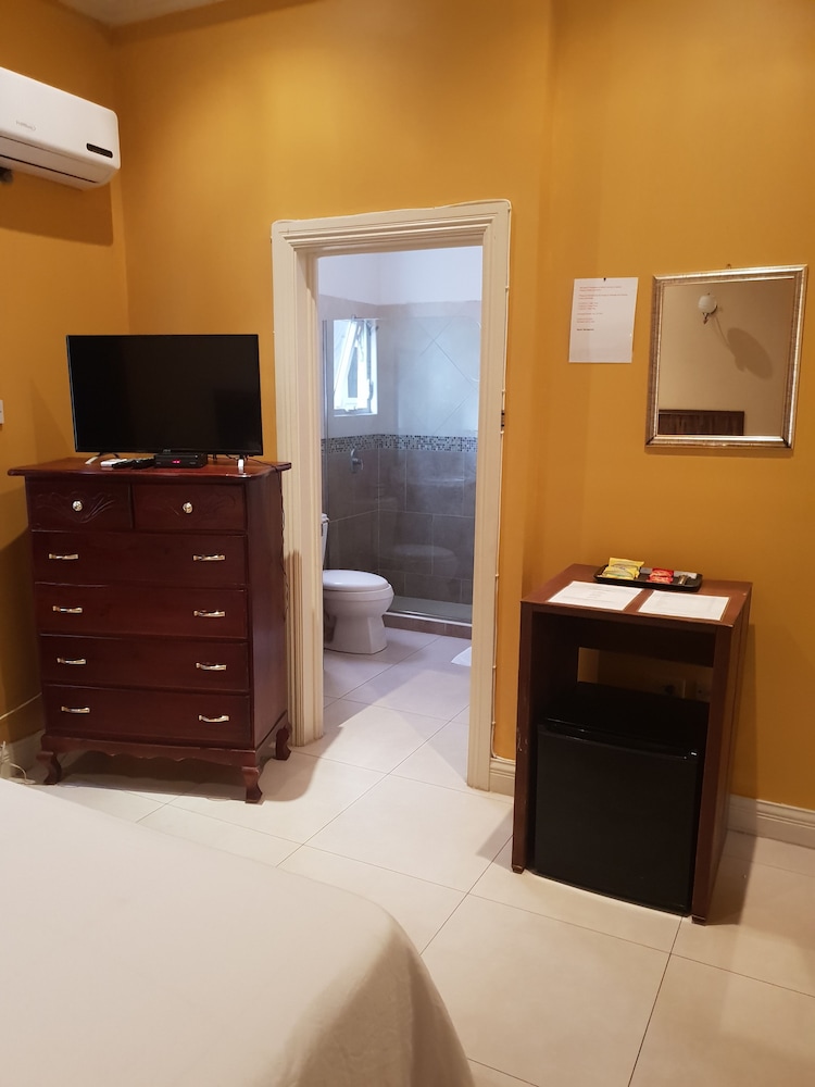 Standard Room, 1 Queen Bed photo 2