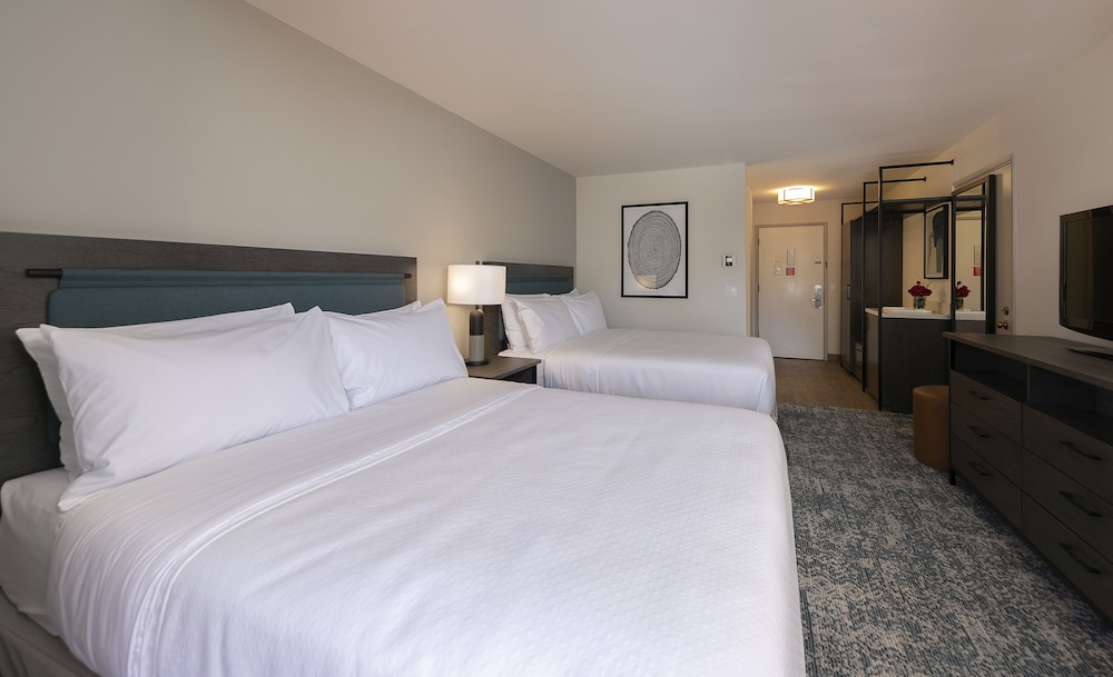 Room, 2 Queen Beds photo 3