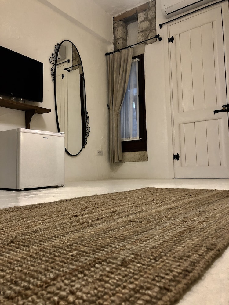 Economy Double Room, No Windows, Ground Floor photo 2
