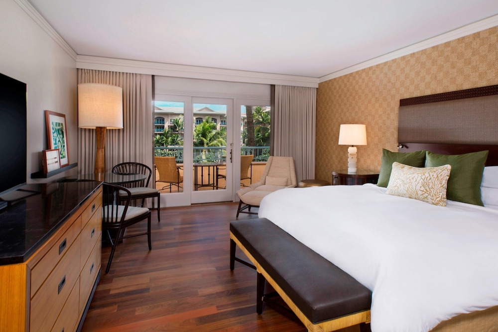 Deluxe Room, 1 King Bed, Lanai, Resort View