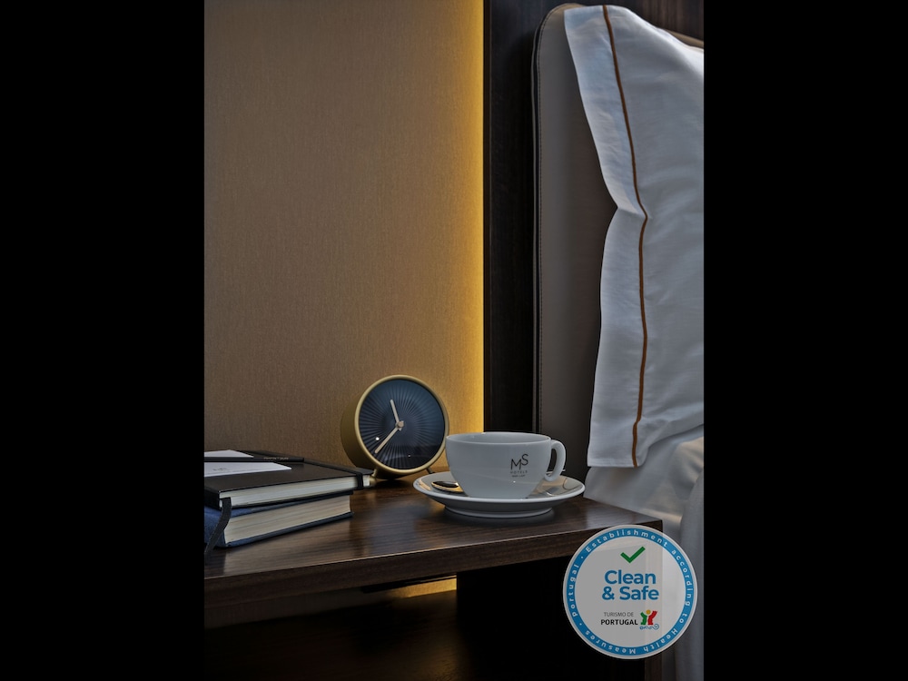 Premium Double Room, City View thumbnail 6