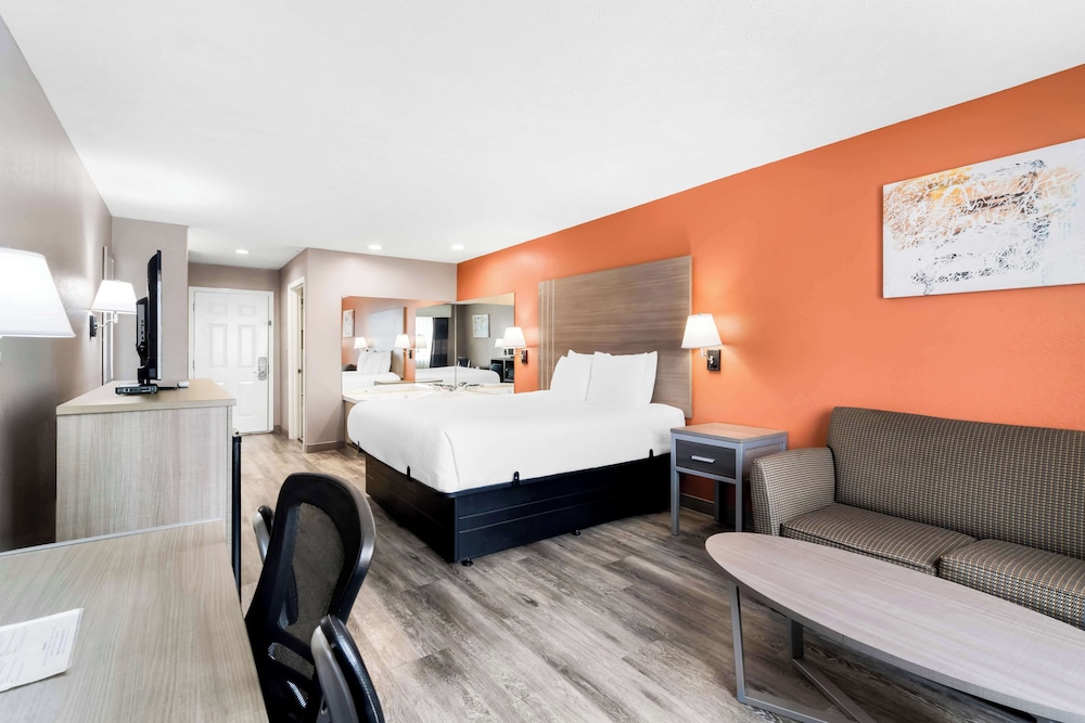 Standard Room, 1 King Bed, Non Smoking, Jetted Tub photo 3