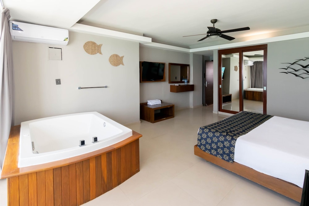 Deluxe Room, 1 King Bed, Bathtub, Ocean View photo 2