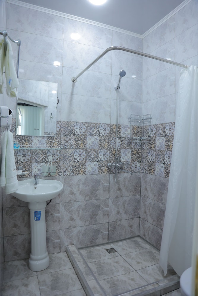Basic Quadruple Room photo 3