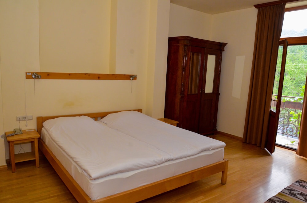 Grand Triple Room, 1 Bedroom, Mountain View