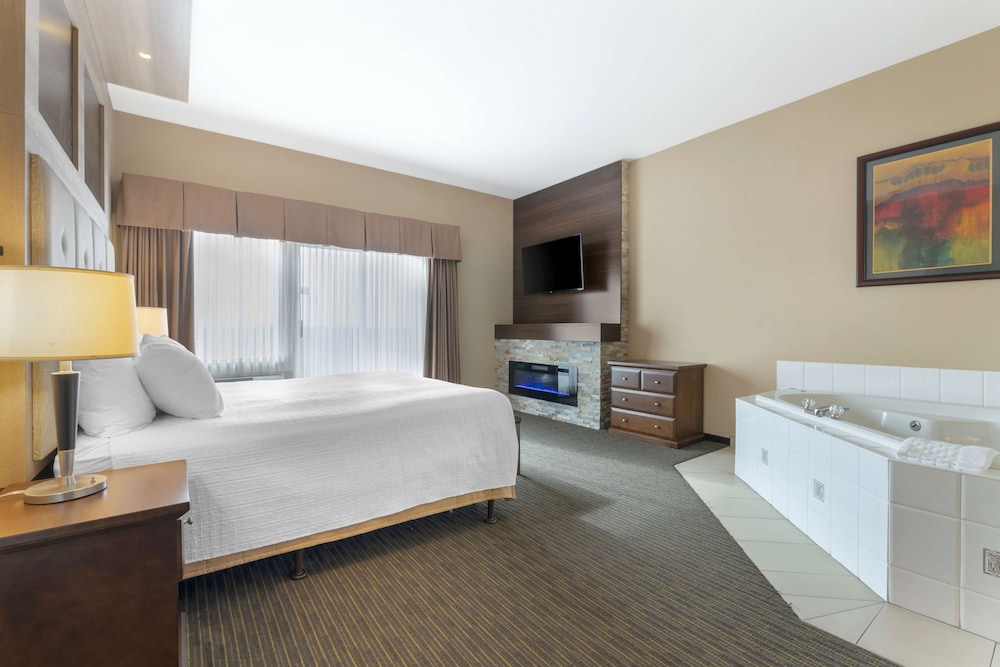 Suite, 1 King Bed, Non Smoking, Jetted Tub (with Sofabed) photo 1