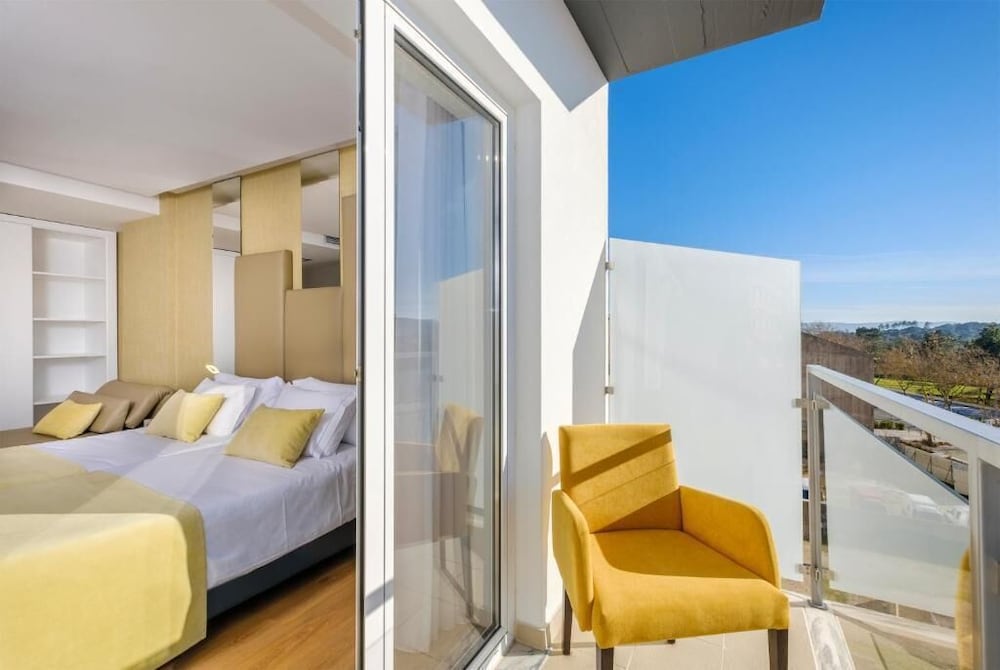 Basic Quadruple Room, Balcony, City View photo 2