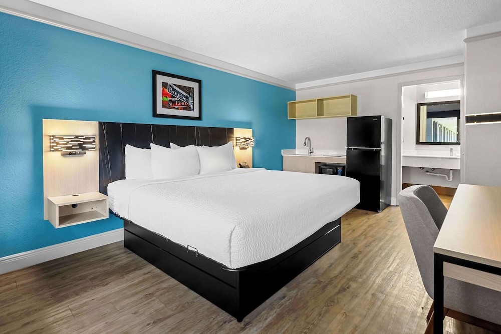 Standard Room, 1 King Bed, Non Smoking - Photo 1