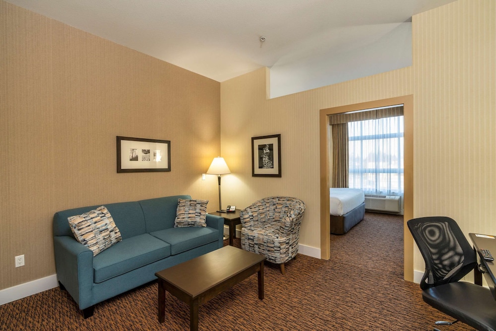 Suite, 1 King Bed with Sofa bed, Non Smoking - Photo 1