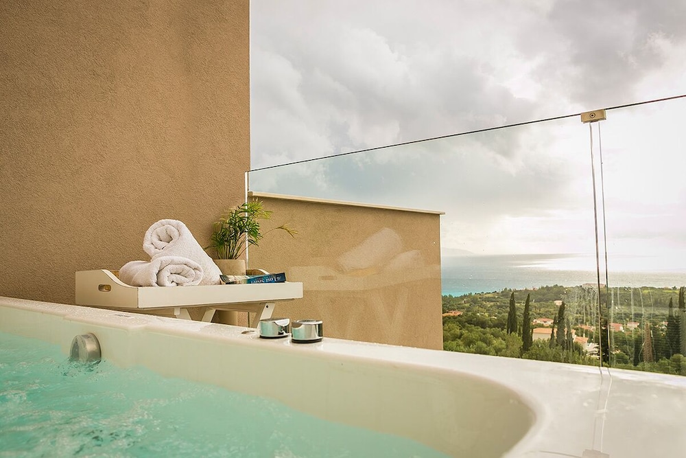 Deluxe Suite, Hot Tub photo 2