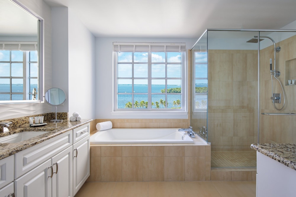 Suite, 2 Bedrooms - Photo 9