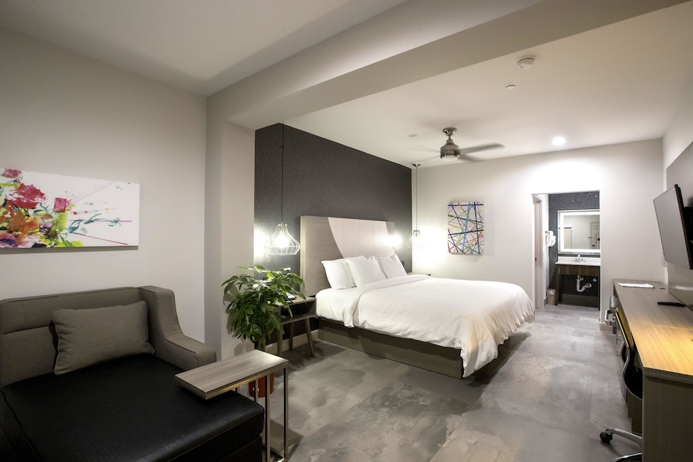 Luxury Single Room, 1 King Bed, Smoking