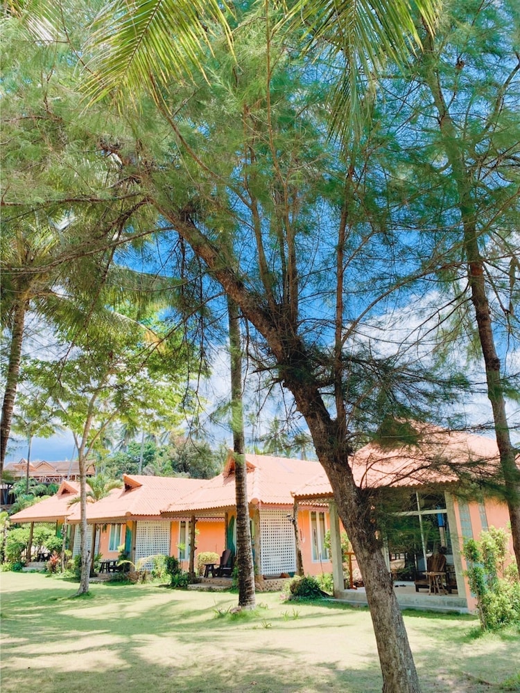 Beachfront Villa with Sea View - Photo 4