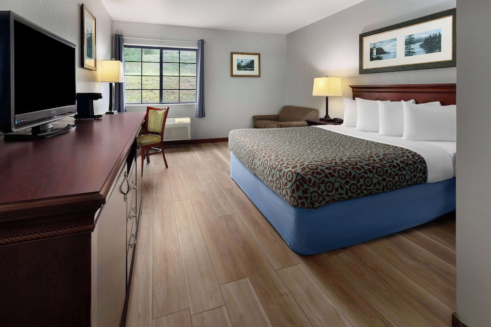 Standard Room, 1 Queen Bed, Accessible - Photo 1