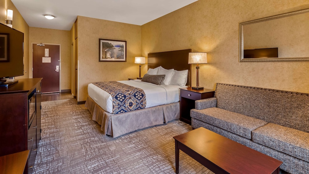 Suite, 1 King Bed, Accessible, Refrigerator & Microwave