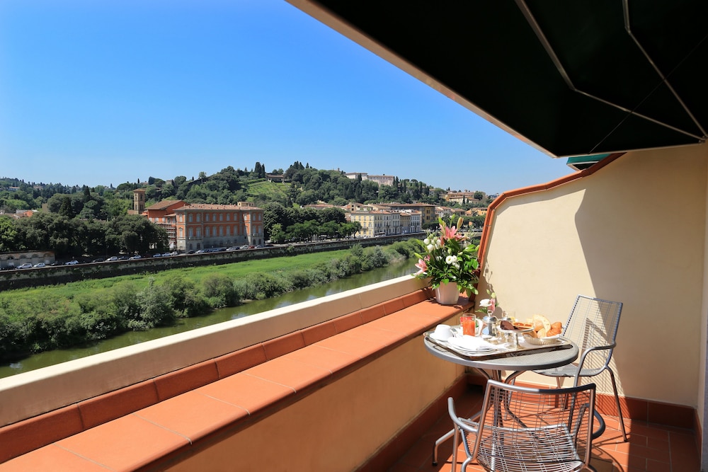 Deluxe Room, Balcony thumbnail 6