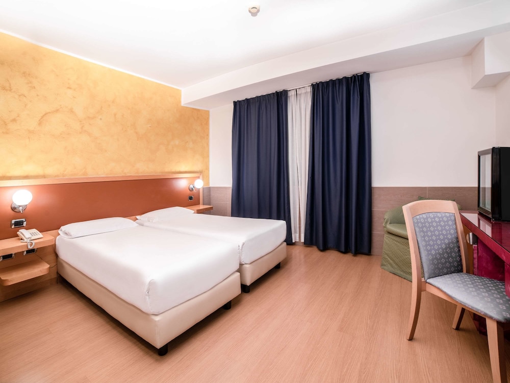 Standard Triple Room, 3 Twin Beds photo 2