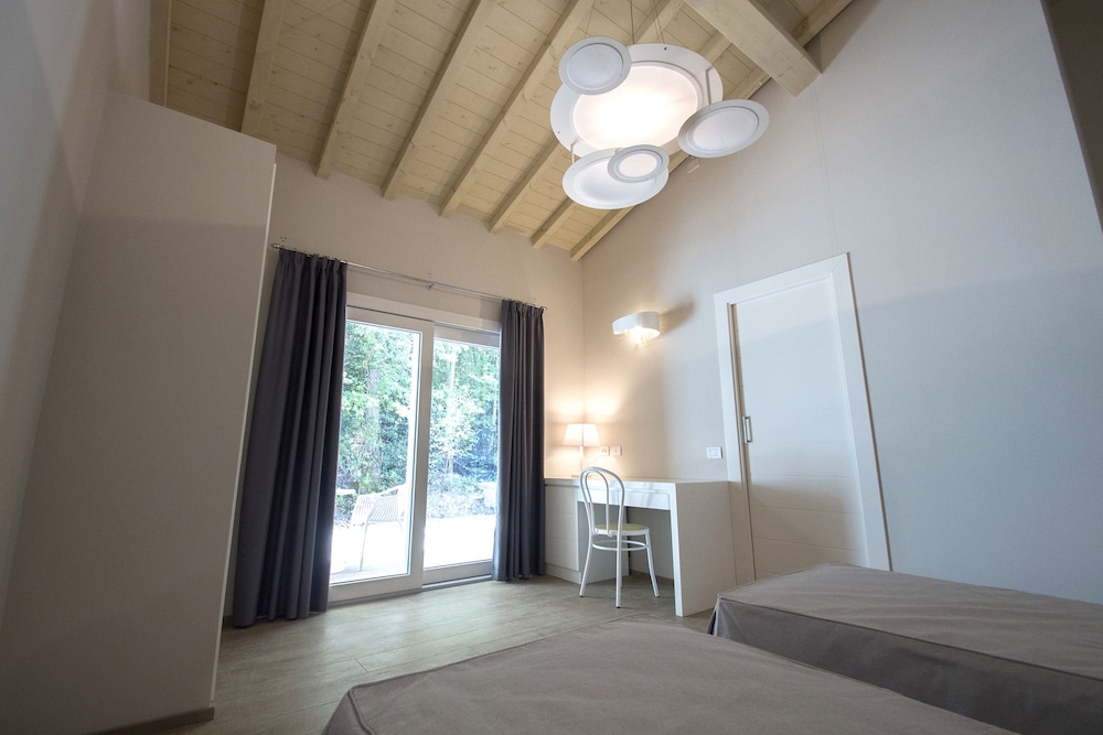 Superior Suite, 1 Bedroom, Pool View, Tower photo 1