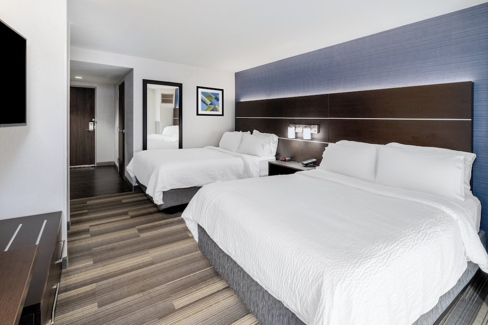 Standard Room, 2 Queen Beds, Accessible (Accessible Tub) - Photo 4
