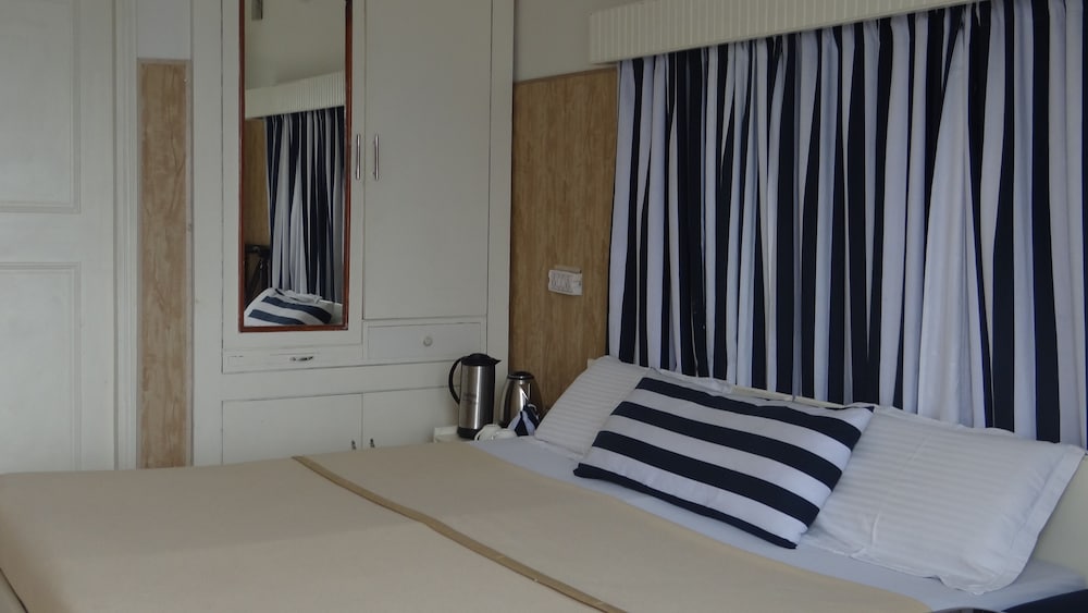 Economy Twin Room - Photo 7