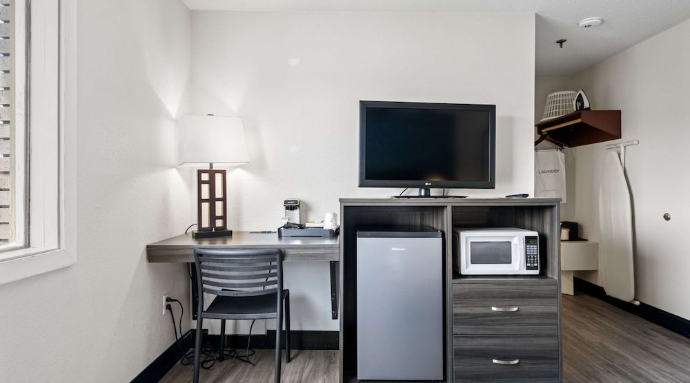 Standard Room, 1 Double Bed, Non Smoking, Refrigerator & Microwave (Small Room) - Photo 5