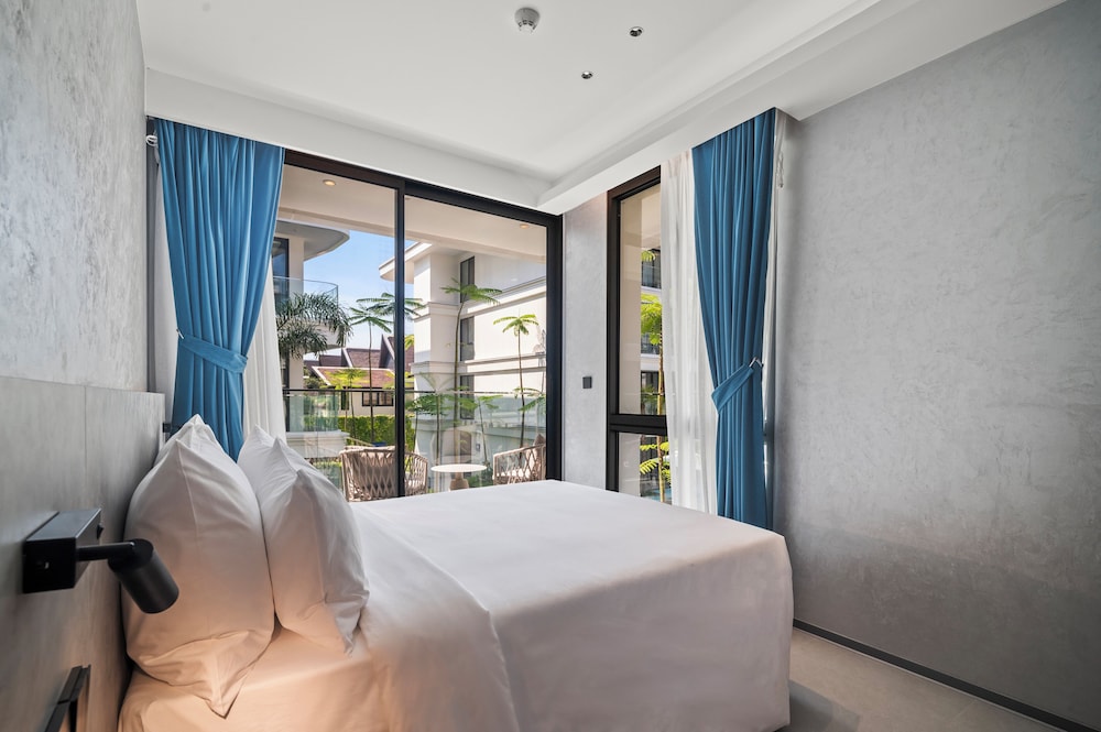 Grand Suite, 2 Bedrooms, Balcony, Pool View photo 2