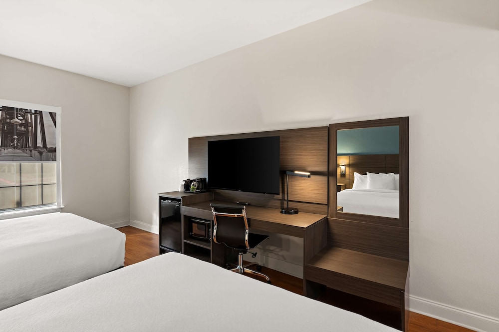 Standard Room, 2 Queen Beds, Non Smoking - Photo 3