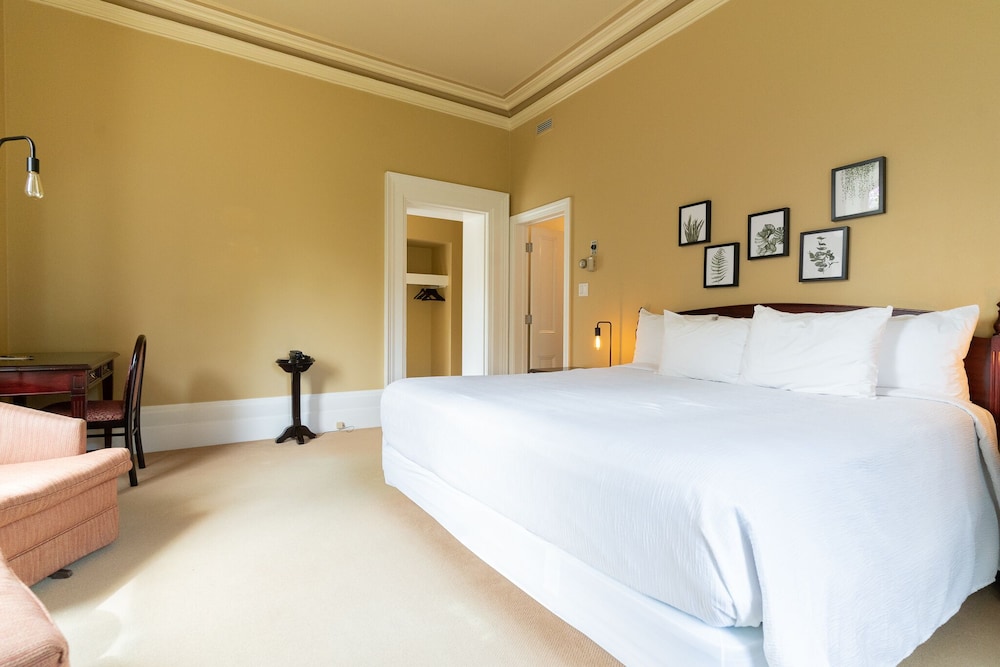 Superior Room, 1 King Bed, Garden View photo 3