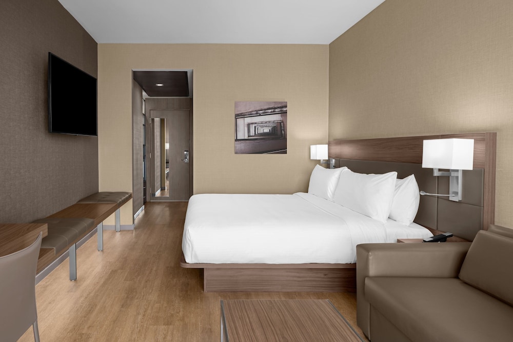 Room, 1 King Bed, Balcony - Photo 4