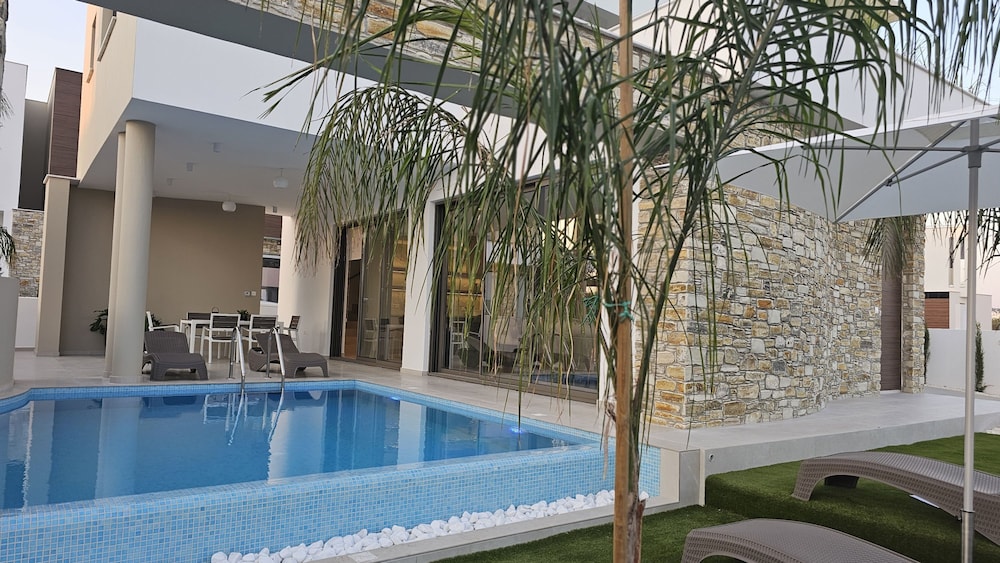 Villa photo 2