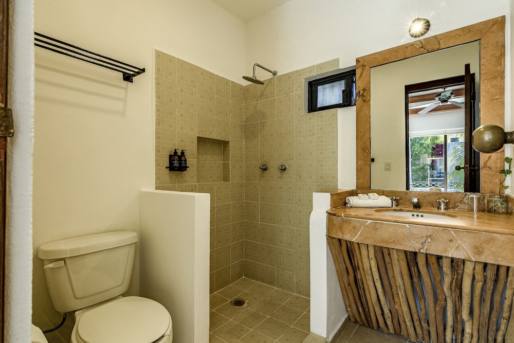 Deluxe King Room with Balcony and City Views - Photo 13