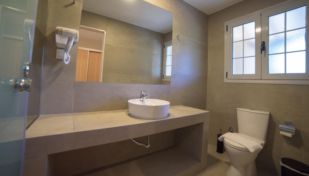 Deluxe Swim-Up Room - Photo 9