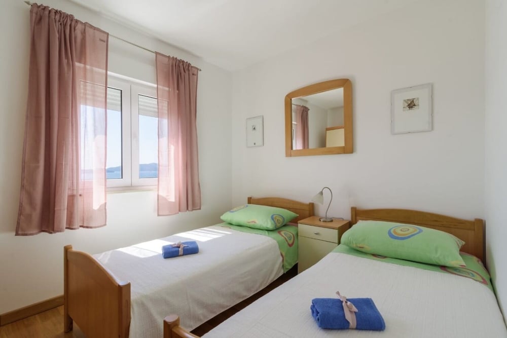 Apartment (Pery - 2 bedroom sea view apartment -)