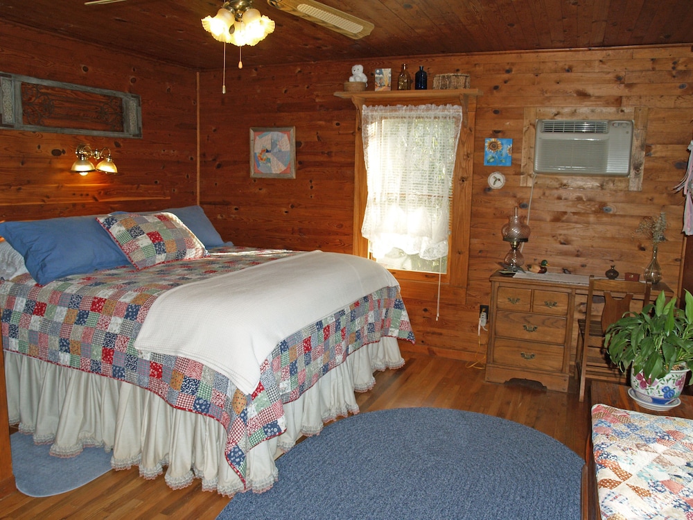 Standard Room, 1 King Bed photo 3