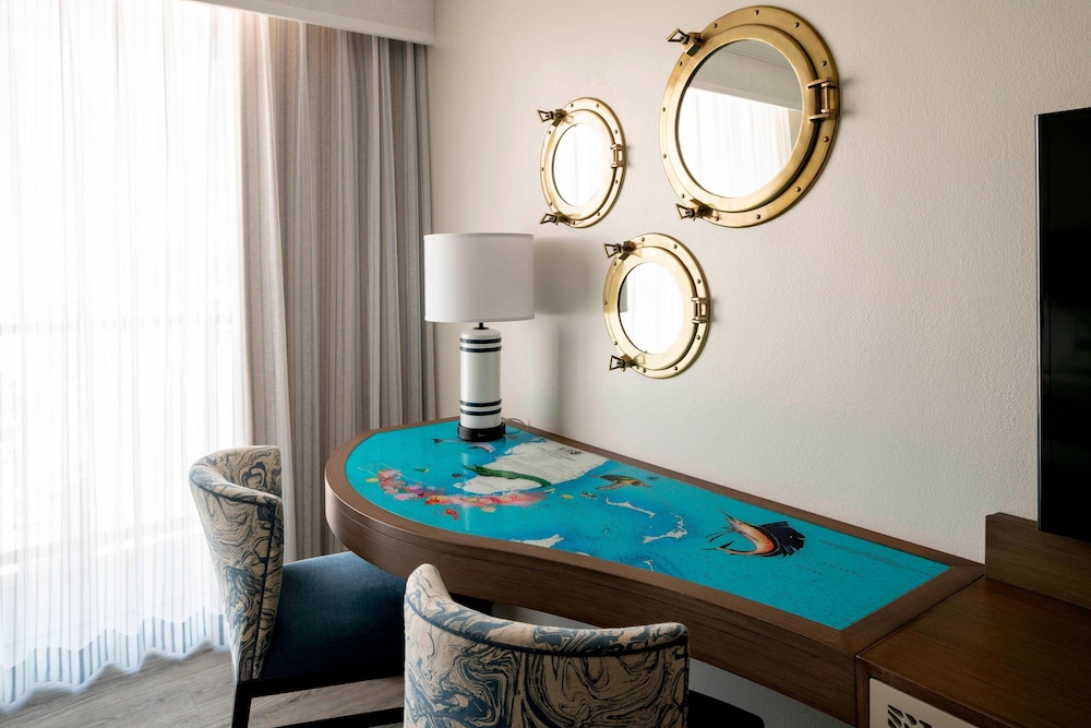 Room, 1 King Bed, Balcony, Partial Ocean View (Mobility/Hearing Access, Roll-In Shwr) photo 2