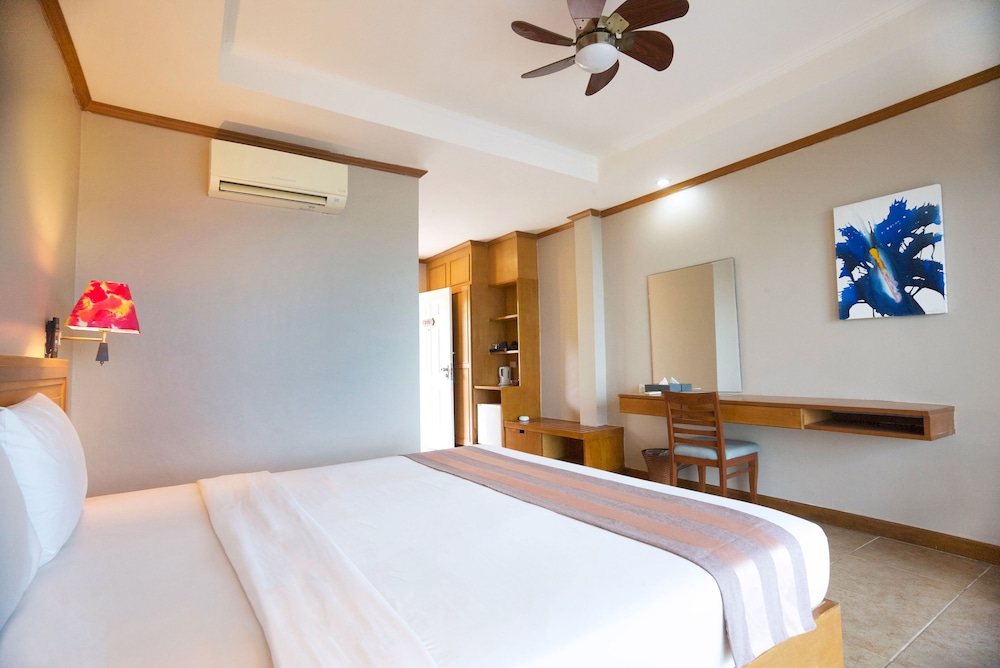 Hotel Room - Photo 3