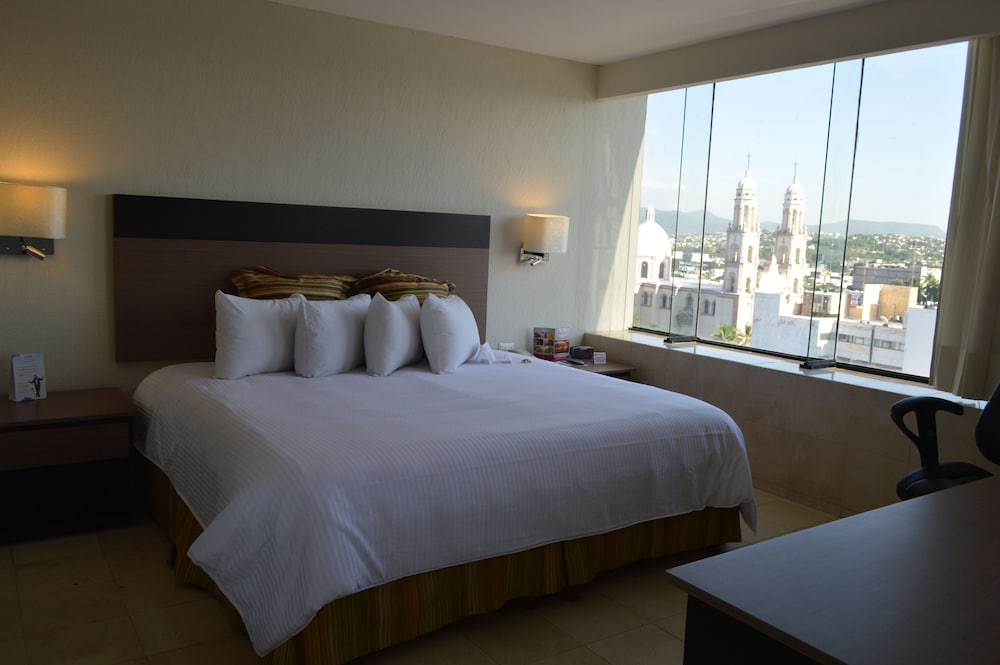 Executive Suite, 1 King Bed, Non Smoking - Photo 4