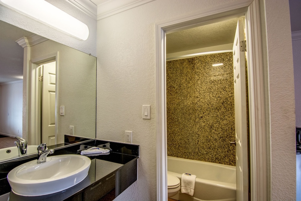 Standard Room, 2 Queen Beds, Non Smoking, Refrigerator & Microwave photo 2