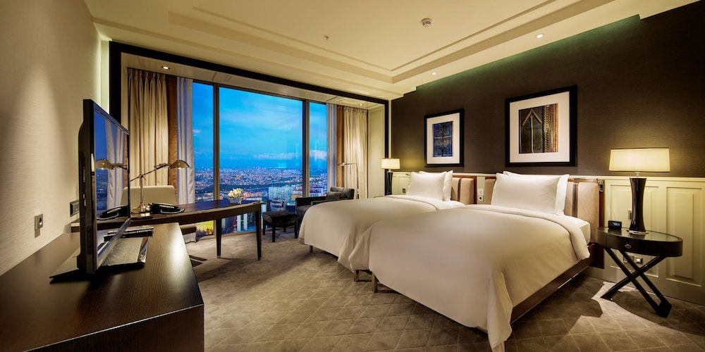 Premium Suite (Ambassador, Lounge Access)