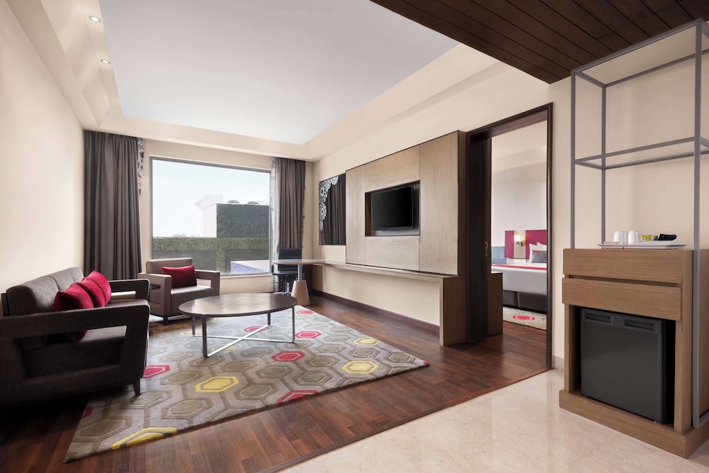 Suite, 1 Queen Bed, Non Smoking (One-Bedroom) - Photo 1