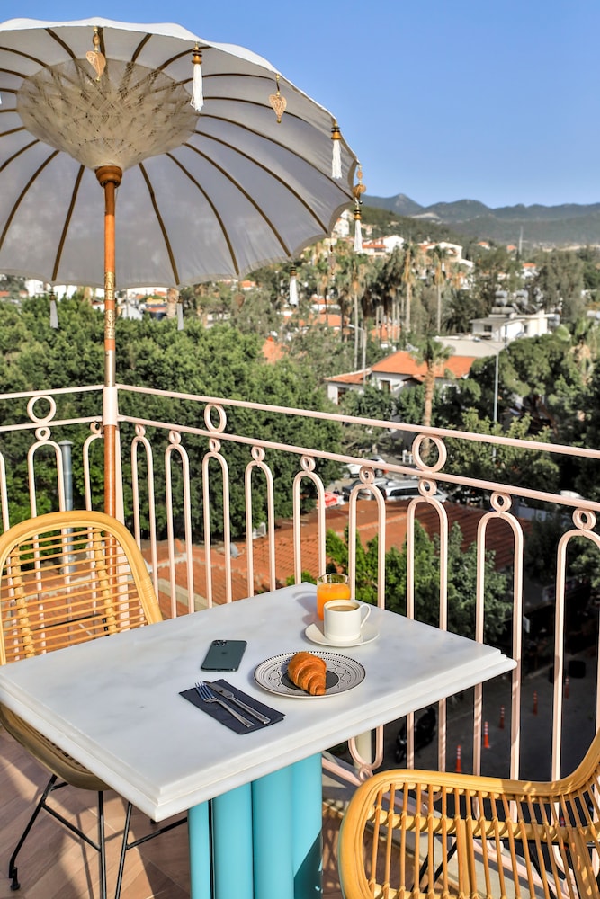 Deluxe Room, Balcony - Photo 7