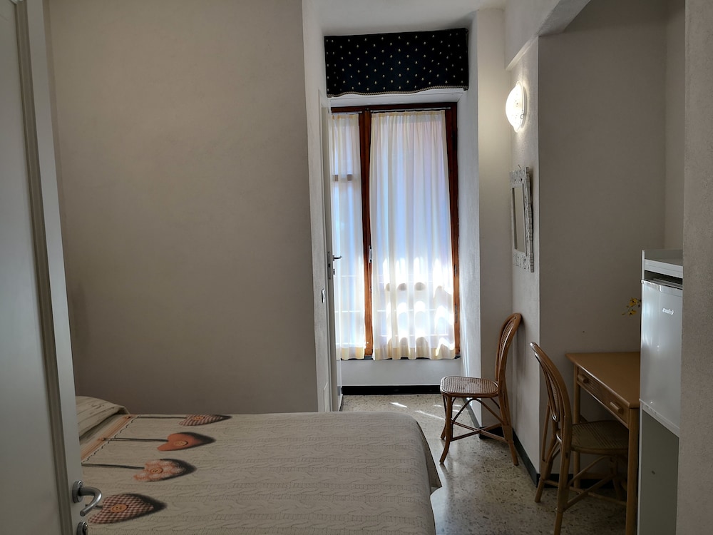 Basic Double Room, 1 Queen Bed