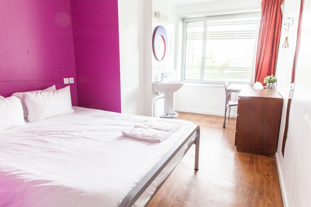 Private Single Room with Shared Bathroom photo 3