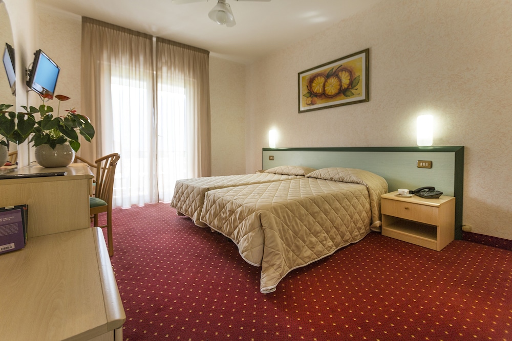 Standard Room, Multiple Beds, Garden View