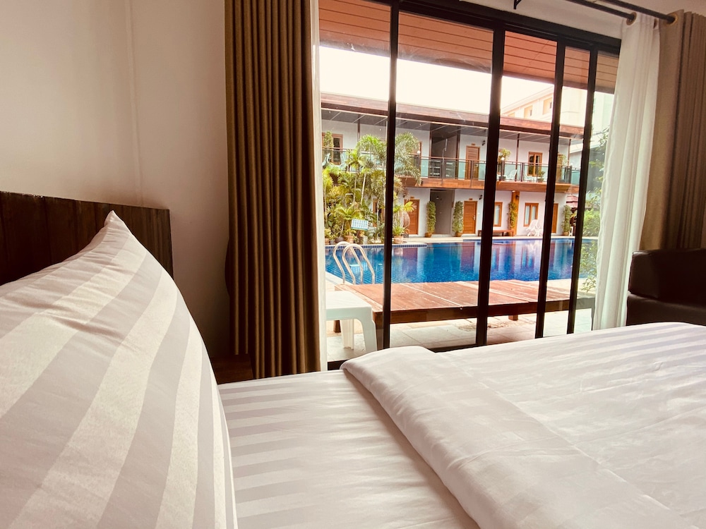 Family Room, 1 Bedroom, Pool View - Photo 6