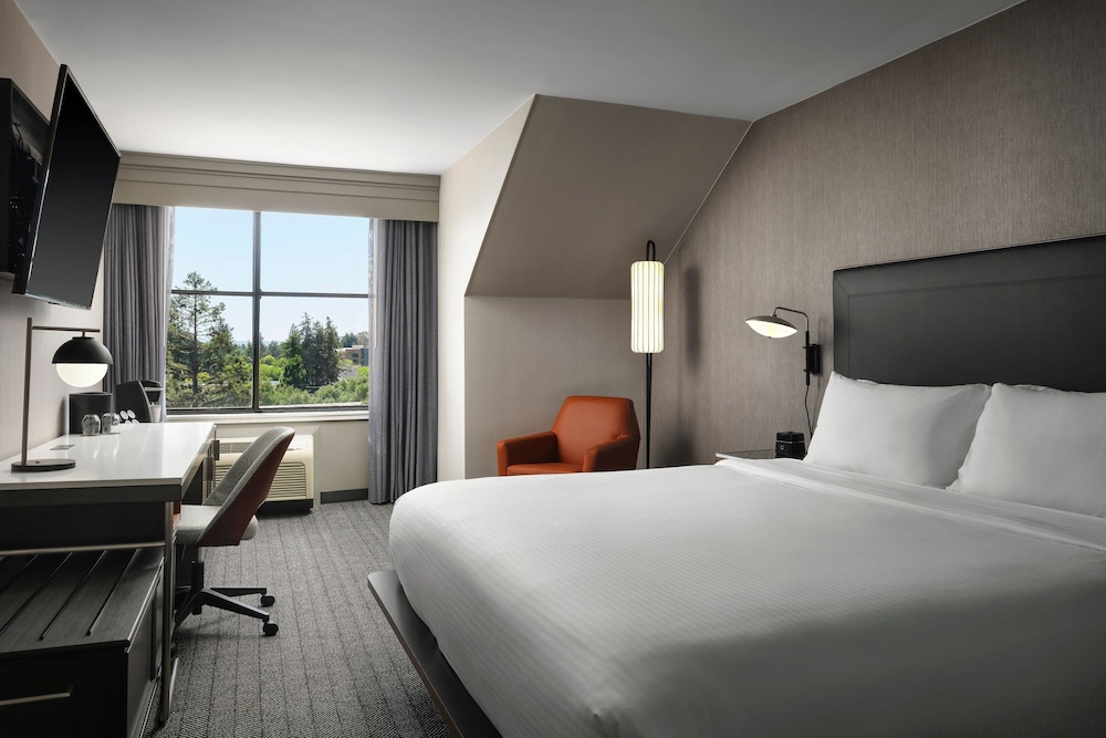 Room, 1 King Bed (Mobility/Hearing Accessible, Tub) - Photo 3