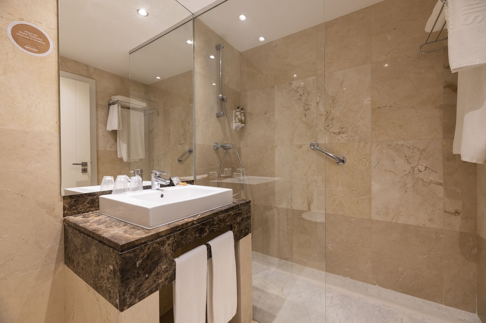 Superior Double or Twin Room thumbnail 6